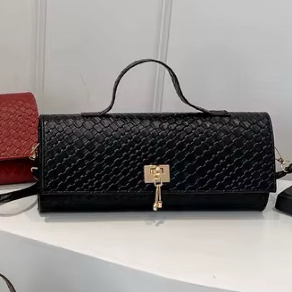 Elegant Black Handbag with adjustable strip